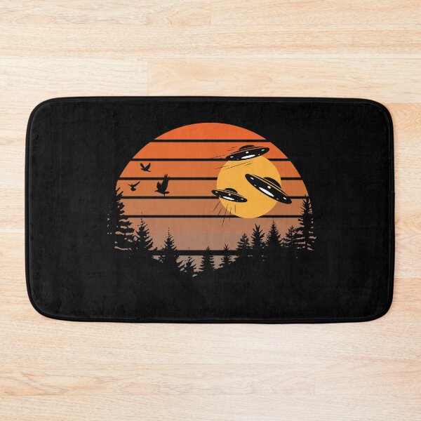 Artikelvorschau, UFOs im Sonnenuntergang mit Silhouetten von Tannenbäumen und Vögeln entworfen und verkauft von Rhu Creations.