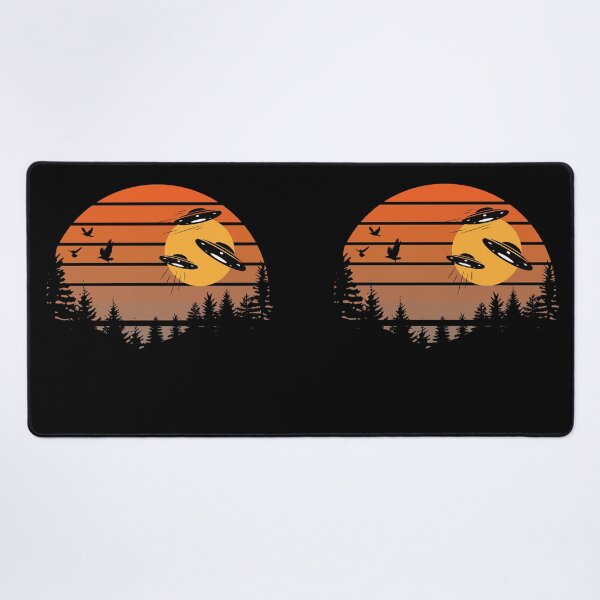 Artikelvorschau, UFOs im Sonnenuntergang mit Silhouetten von Tannenbäumen und Vögeln entworfen und verkauft von Rhu Creations.