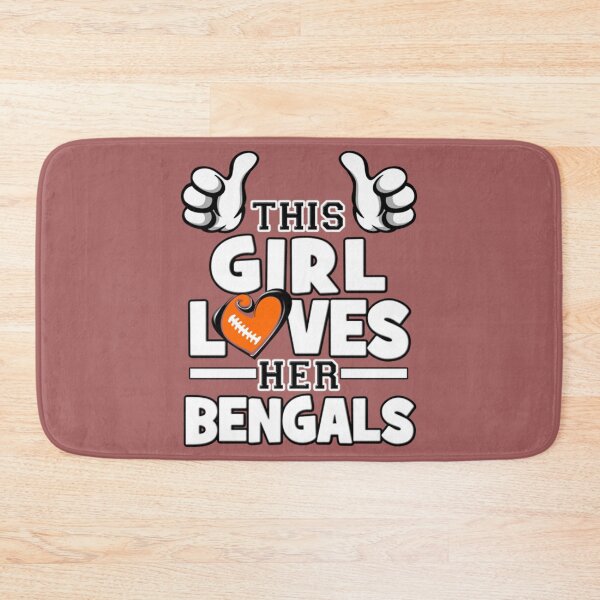 Aperçu de l'œuvre T-shirt de football des Bengals de CincinnatiCette fille aime son fan de football des Bengals créée et vendue par TorimachiYoneza.