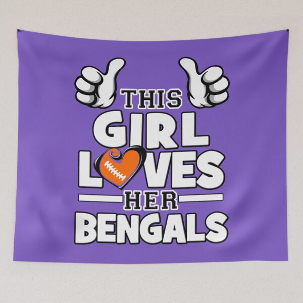 Artikelvorschau, Cincinnati Bengals Football T-ShirtThis Girl Loves Her Bengals Fußballfan entworfen und verkauft von TorimachiYoneza.