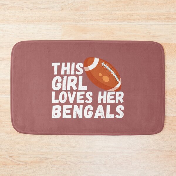 Aperçu de l'œuvre Cette fille aime son t-shirt de football des BengalsCette fille aime son football des Bengals créée et vendue par TorimachiYoneza.