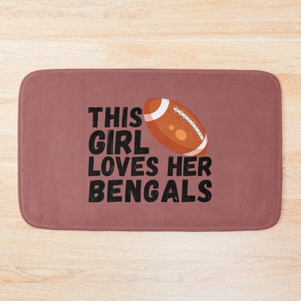 Aperçu de l'œuvre Cette fille aime son t-shirt de football des BengalsCette fille aime son football des Bengals créée et vendue par TorimachiYoneza.