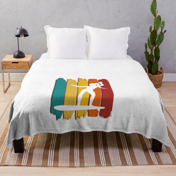 Aperçu de l'œuvre Chemise de surfeur drôle, je surfe comme une fille, cadeau de surf pour femmes et filles, chemise de surf rétro, t-shirt de plage pour femmes, chemise de surf pour femmes créée et vendue par CatchUriDesigns.