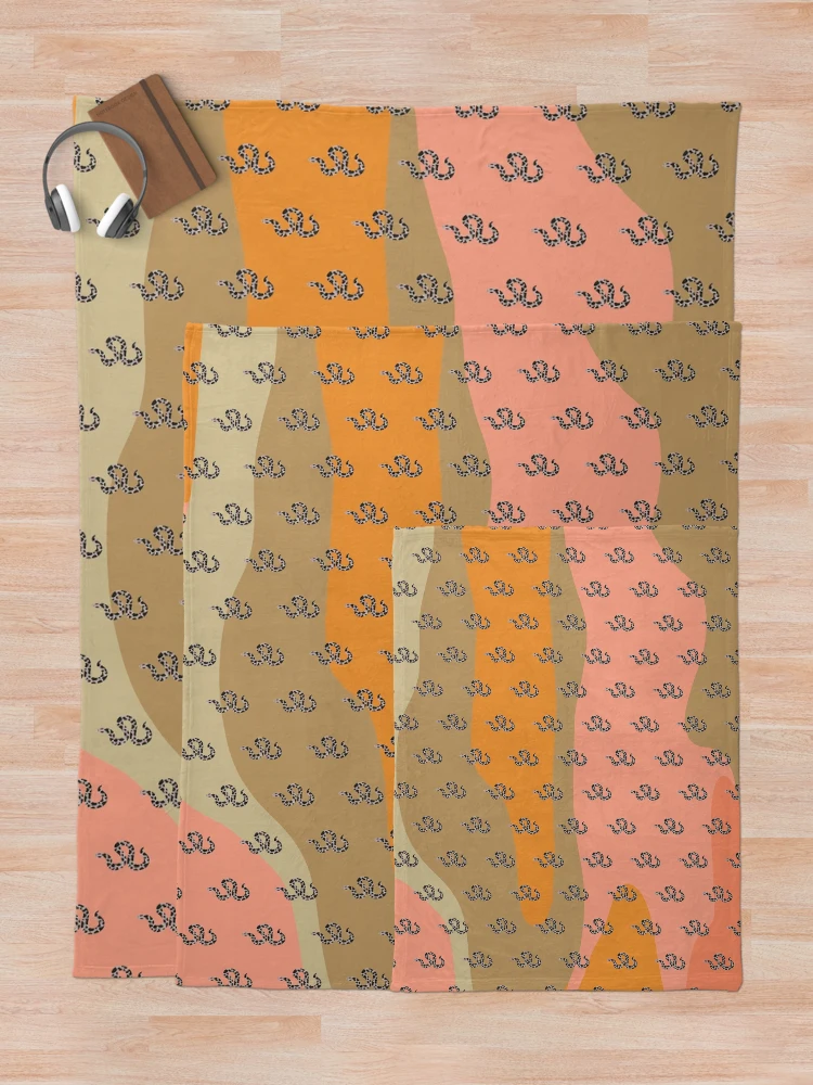 Aperçu 5 sur 6. Plaid avec l'œuvre Serpent python créée et vendue par TheaDesign.