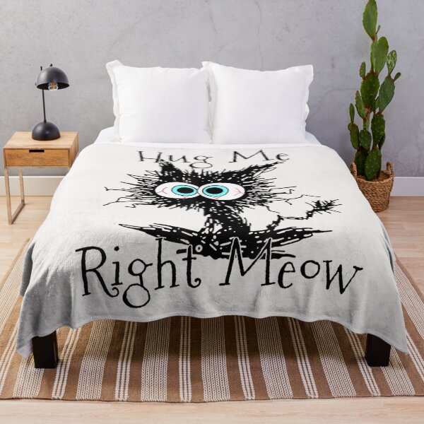 Artikelvorschau, Hug Me Right Meow Black Cat Halloween T-Shirt entworfen und verkauft von Tourane-Navy.