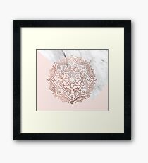 Lámina enmarcada Serie Vogue - mandala de oro rosa