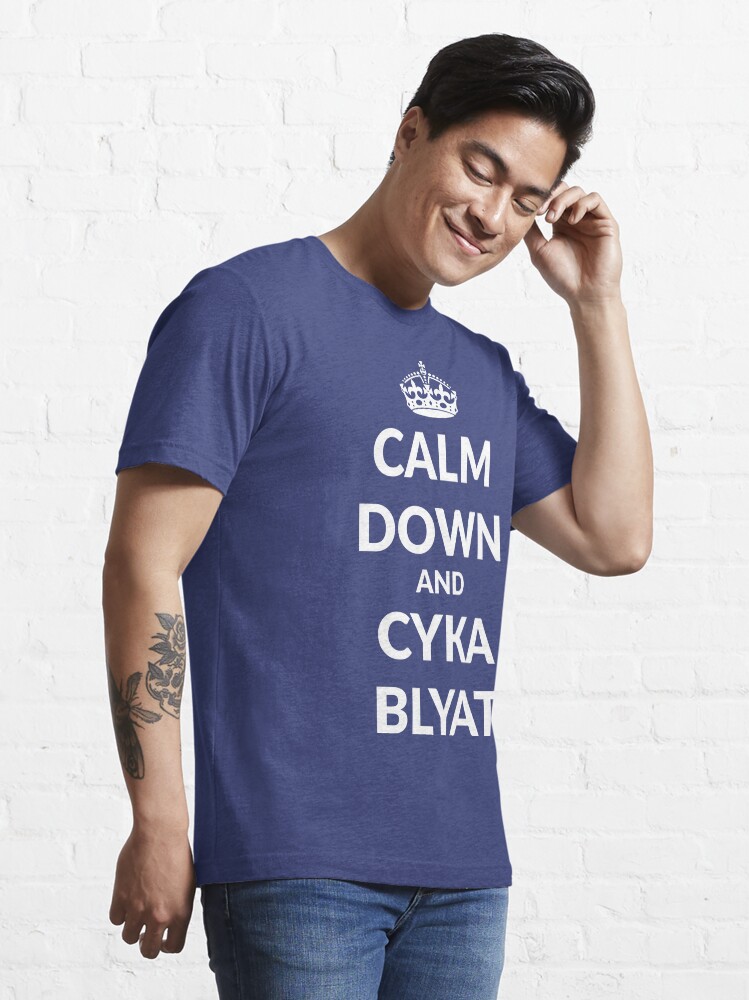 Thumbnail 3 von 7, Essential T-Shirt, Calm down and suka blyat designt und verkauft von dynamitfrosch.