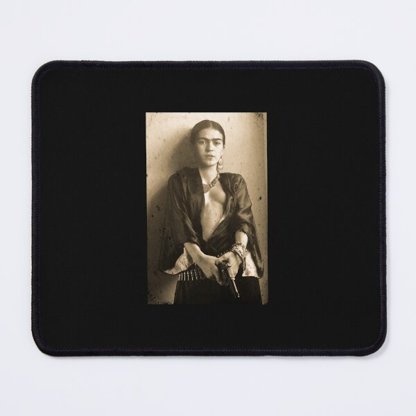 Aperçu de l'œuvre Frida Kahlo avec une arme à feu créée et vendue par plohrthko.