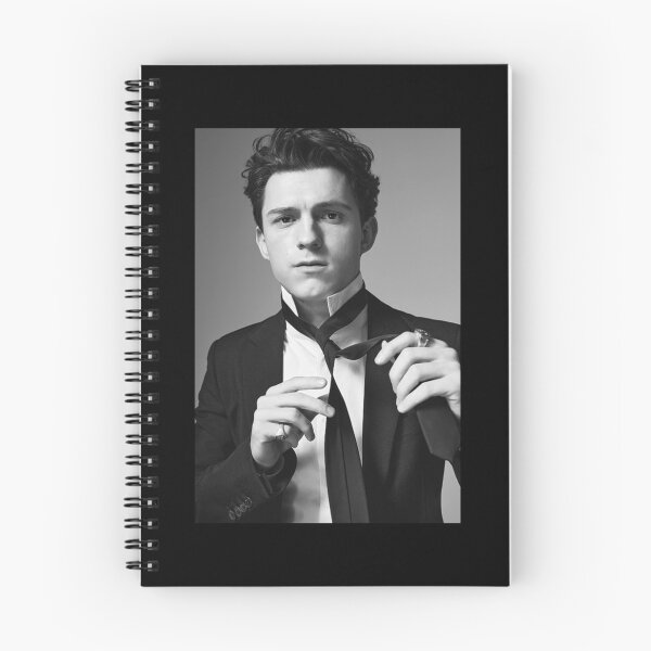 Artikelvorschau, Tom Holland Esquire Perfektes klassisches T-Shirt für Fotoshootings entworfen und verkauft von lelaalicesr.