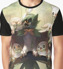 Decidueye Familia con Rowlet y Dartrix / Decidueye's Family with Rowlet and Dartrix Graphic T-Shirt