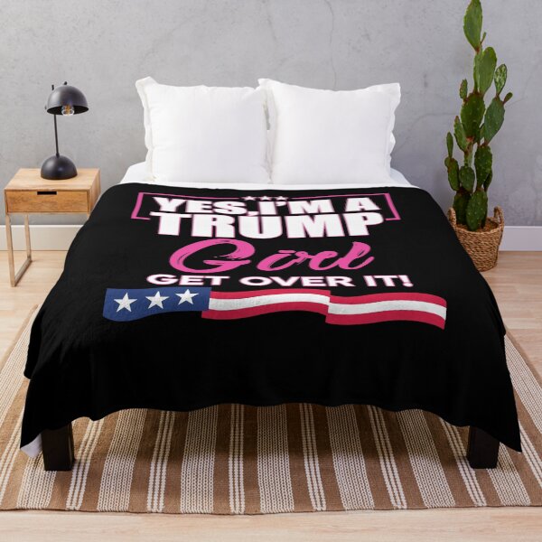 Aperçu de l'œuvre Oui, je suis une fille de Trump Get Over It Support Trump 2020 Retro Vintage Trump 2020 Funny Trump 2020 Trending créée et vendue par araganponzoj.