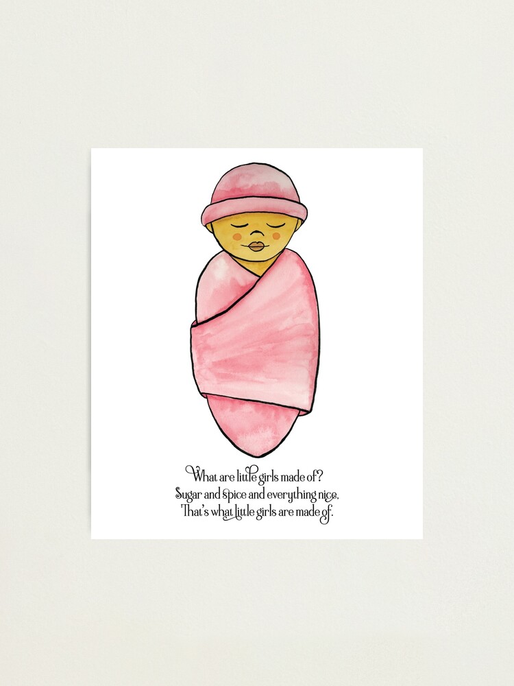 Lámina fotográfica «Baby in Rose Pink Swaddle con el poema De qué están