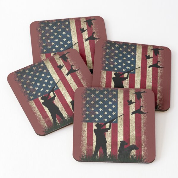 Artikelvorschau, Entenjagd, Entenjäger mit amerikanischer Flagge und Labrador Retriever-Design entworfen und verkauft von LifeCrush.