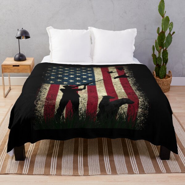 Artikelvorschau, Entenjagd, Entenjäger mit amerikanischer Flagge und Labrador Retriever-Design entworfen und verkauft von LifeCrush.