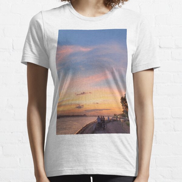 Sunset in New York Essential T-Shirt