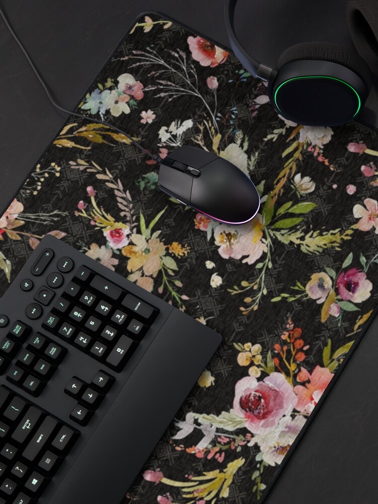 Aperçu 4 sur 5. Tapis de souris avec l'œuvre Boho Meadow Floral - Noir créée et vendue par SugarPineDesign.