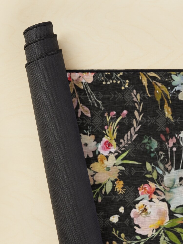 Aperçu 2 sur 5. Tapis de souris avec l'œuvre Boho Meadow Floral - Noir créée et vendue par SugarPineDesign.