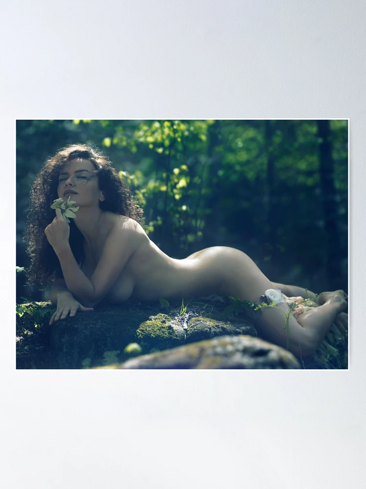 Photo de Vue de face d'une jeune femme nue sensuelle couvrant la poitrine  avec les mains