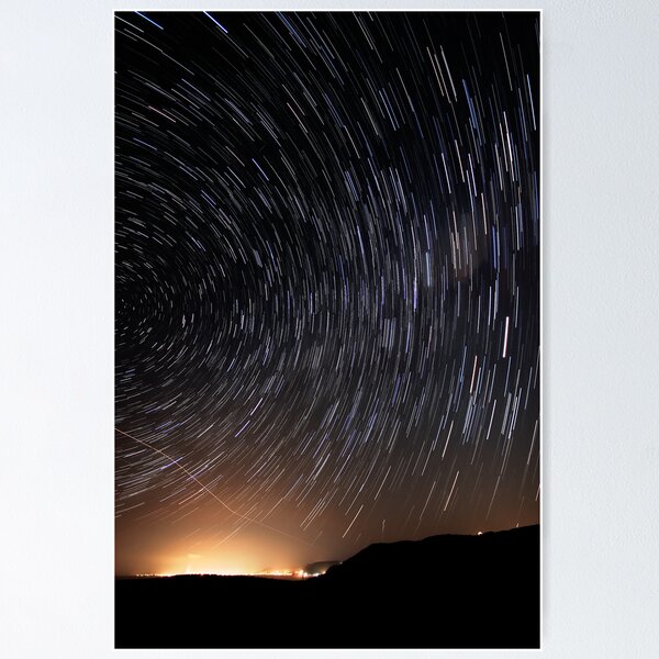 Aperçu de l'œuvre Wonder Lies Sleeping... Startrails Version créée et vendue par Geoff  Coleman - Landscapes.