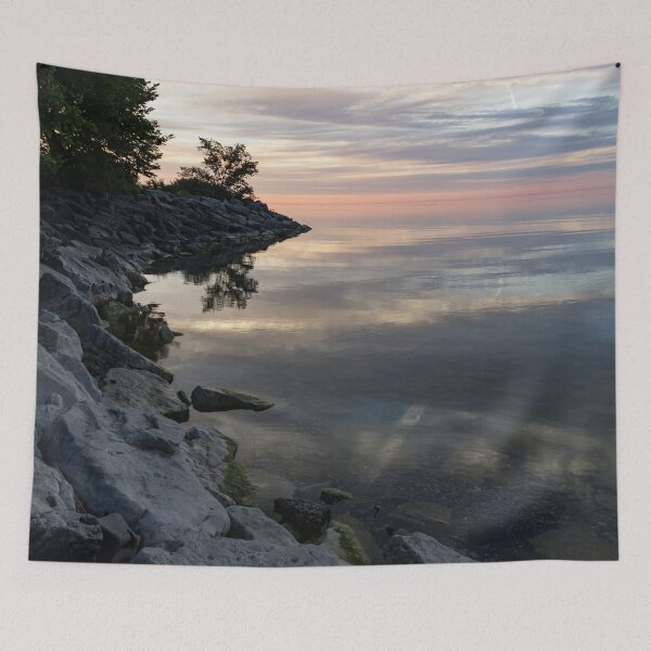 Aperçu de l'œuvre Sur les rochers - Silky Colorful Lakeside Matin créée et vendue par Georgia Mizuleva.