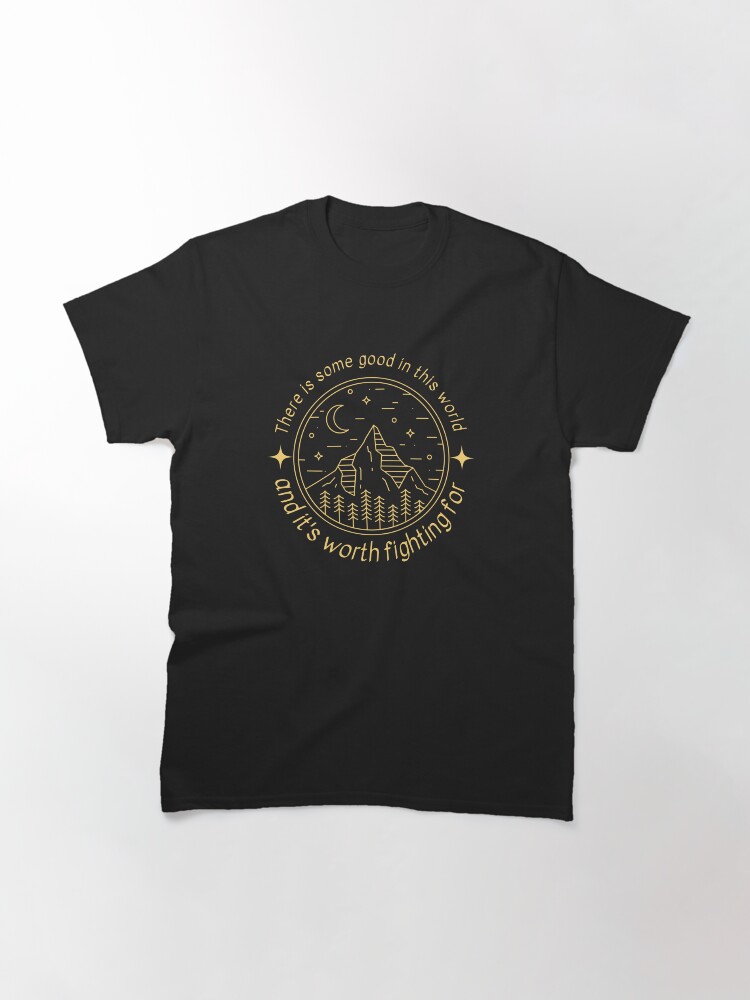 Aperçu 3 sur 7. T-shirt classique avec l'œuvre Il y a du bon dans ce monde - Paysage de montagne - Fantastique créée et vendue par flevin.