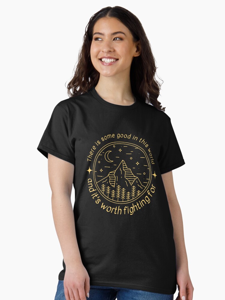 Aperçu 2 sur 7. T-shirt classique avec l'œuvre Il y a du bon dans ce monde - Paysage de montagne - Fantastique créée et vendue par flevin.