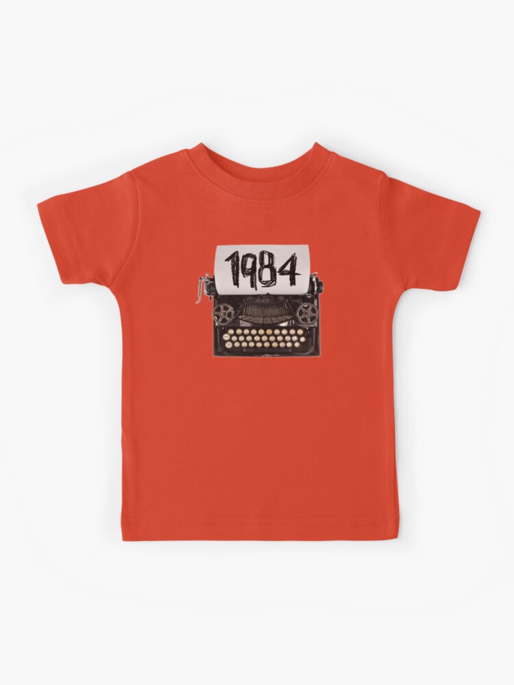 T-shirt enfant for Sale avec l'œuvre « Machine à écrire de 1984, cadeau  pour fan d'Orwell, écrivain ou né en 1984 » de l'artiste badlydrawnbabe