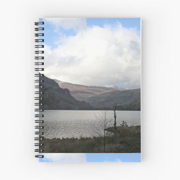 Artikelvorschau, Snowdon im Frühjahr, See und Berge. entworfen und verkauft von Gracee.