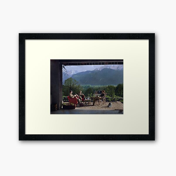 Vista previa del artículo con la obra «Miembros de Easy Company (Band of Brothers) incluido el comandante Dick Winters descansando en Eagle's Nest, la residencia de Hitler, 1945», diseñado y vendido por Marina Amaral.