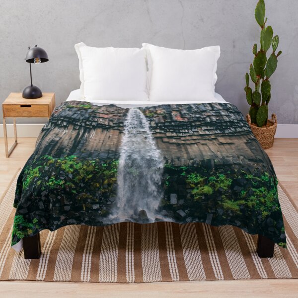 Artikelvorschau, Schöne Felsformationslandschaft mit Wasserfall entworfen und verkauft von Luxxe87.