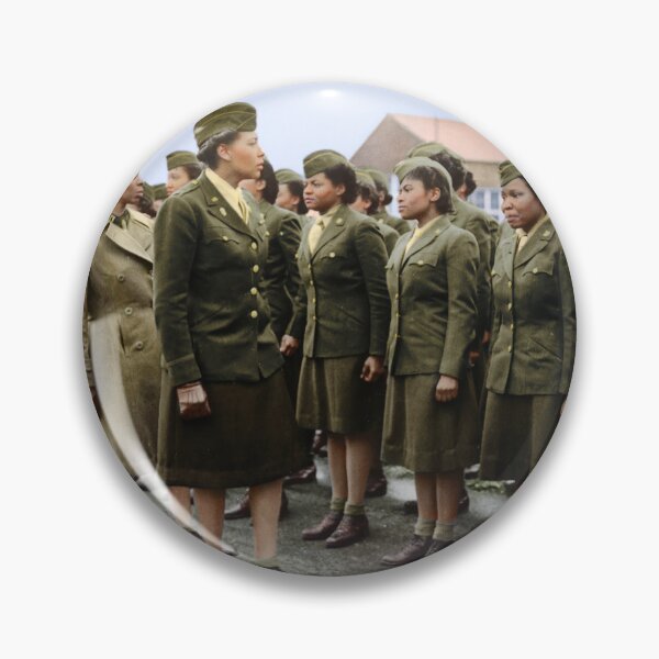 Artikelvorschau, Das erste Kontingent schwarzer Mitglieder des Women's Army Corps, das 1945 für den Auslandsdienst eingesetzt wurde. entworfen und verkauft von Marina Amaral.