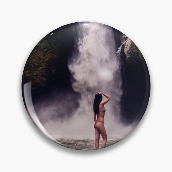Artikelvorschau, Sexy schöne Dame in der Nähe von Wasserfall entworfen und verkauft von Luxxe87.