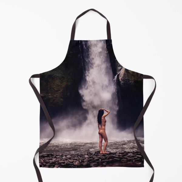 Artikelvorschau, Sexy schöne Dame in der Nähe von Wasserfall entworfen und verkauft von Luxxe87.