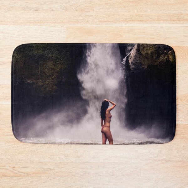 Artikelvorschau, Sexy schöne Dame in der Nähe von Wasserfall entworfen und verkauft von Luxxe87.