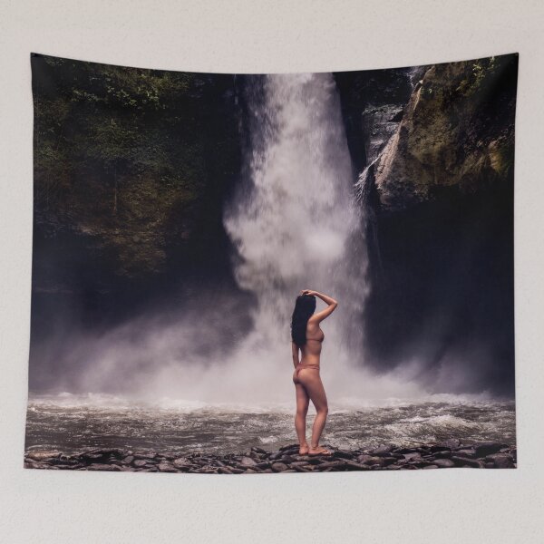 Artikelvorschau, Sexy schöne Dame in der Nähe von Wasserfall entworfen und verkauft von Luxxe87.