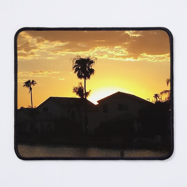 Aperçu de l'œuvre Belle vue sur le coucher de soleil près du lac créée et vendue par Printdemand22.