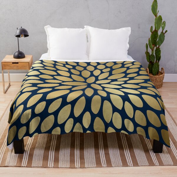 Aperçu de l'œuvre Floral Bloom in Gold and Navy Blue créée et vendue par meggydesigns.