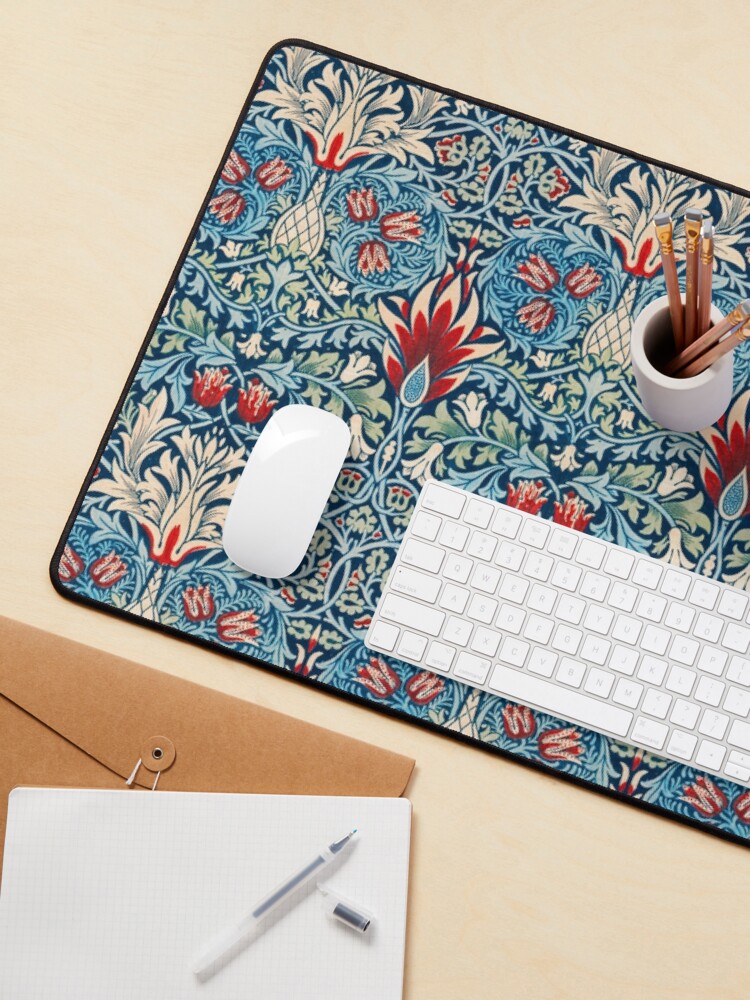 Aperçu 3 sur 5. Tapis de souris avec l'œuvre Motif Snakeshead de William Morris, jardin de nuit bleu original créée et vendue par UtArt.
