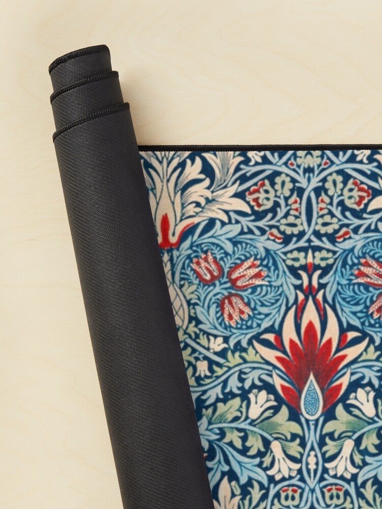 Aperçu 2 sur 5. Tapis de souris avec l'œuvre Motif Snakeshead de William Morris, jardin de nuit bleu original créée et vendue par UtArt.