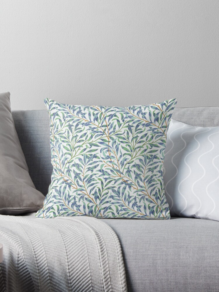 Aperçu 1 sur 4. Coussin avec l'œuvre Willow Bough par William Morris - feuilles bleues et vertes sans couture sur fond blanc créée et vendue par UtArt.