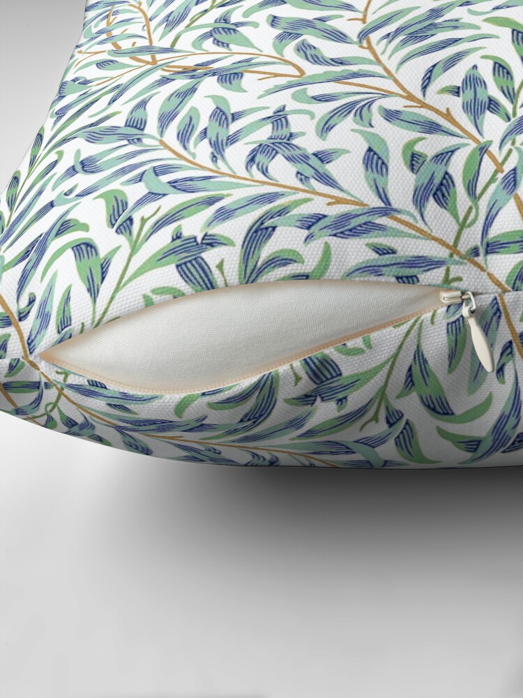 Aperçu 2 sur 4. Coussin avec l'œuvre Willow Bough par William Morris - feuilles bleues et vertes sans couture sur fond blanc créée et vendue par UtArt.