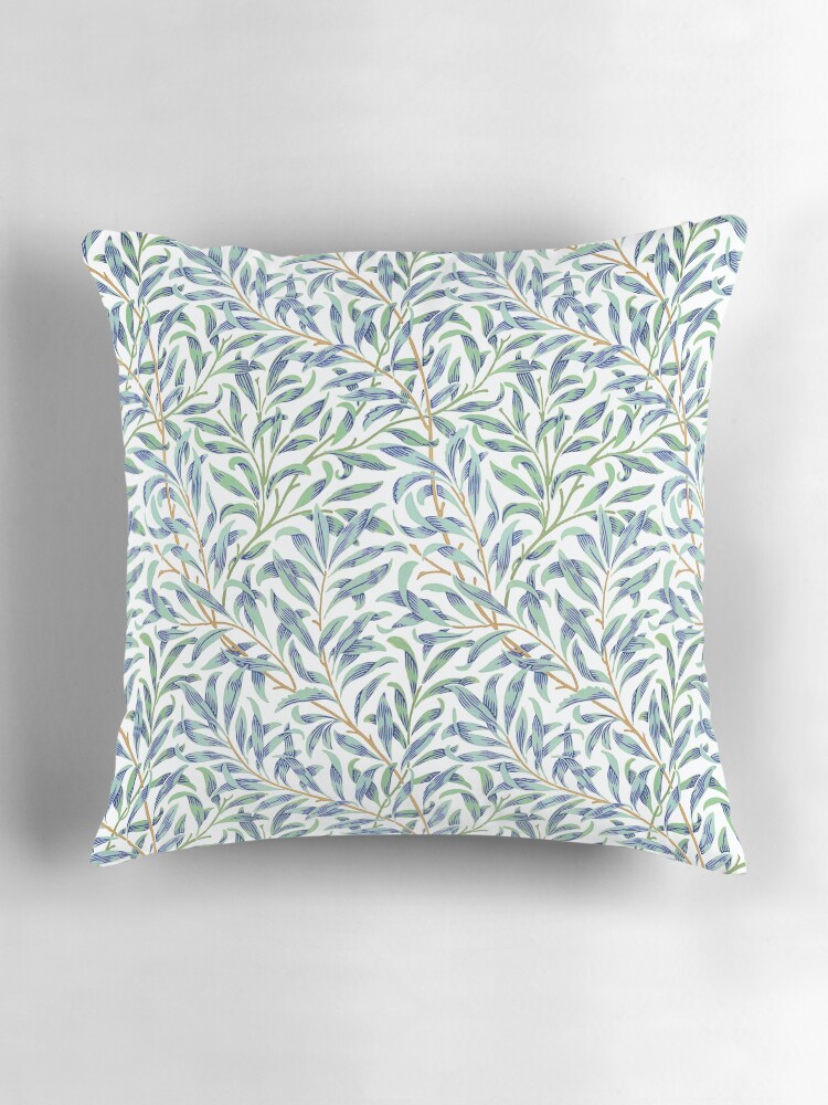 Aperçu 3 sur 4. Coussin avec l'œuvre Willow Bough par William Morris - feuilles bleues et vertes sans couture sur fond blanc créée et vendue par UtArt.