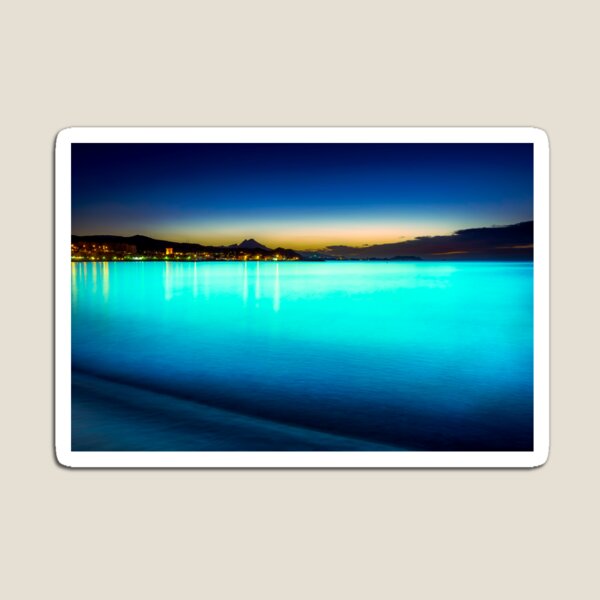 The sea glowed turquoise Magnet