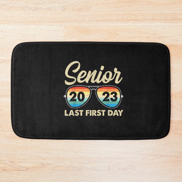 Artikelvorschau, Retro Sunglasses Senior 2023 Last First Day T-Shirt entworfen und verkauft von Knight-Saverin.