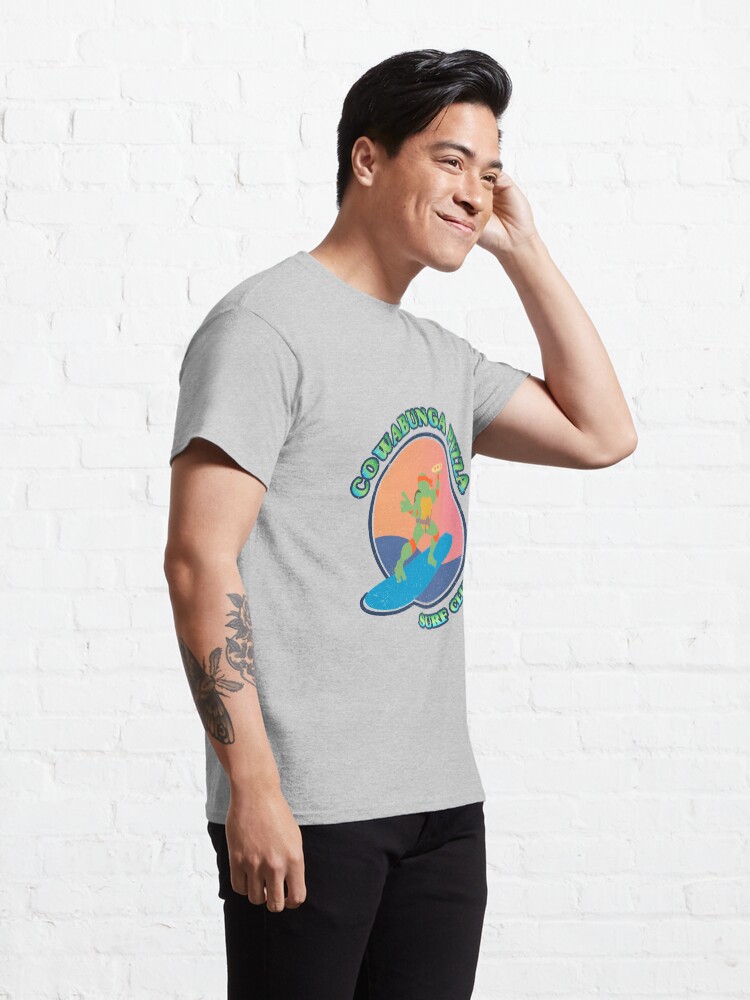 Vista alternativa de Camiseta clásica COWABUNGA PIZZA SURF CLUB