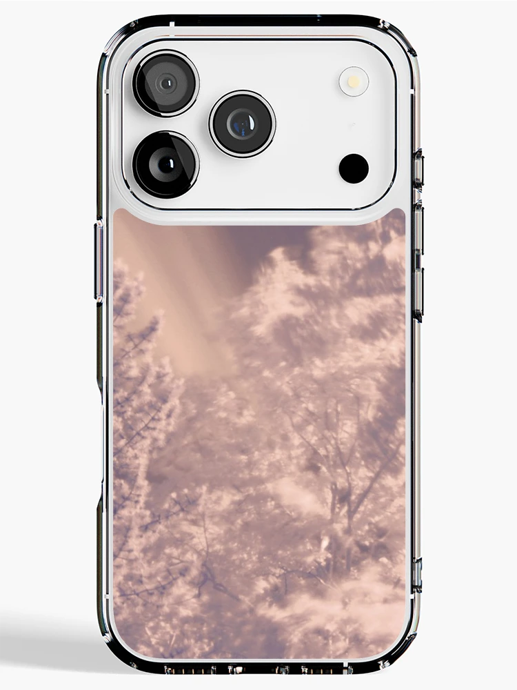Aperçu 1 sur 5. Coque iPhone avec l'œuvre Arbres infrarouges créée et vendue par Shellyrew.