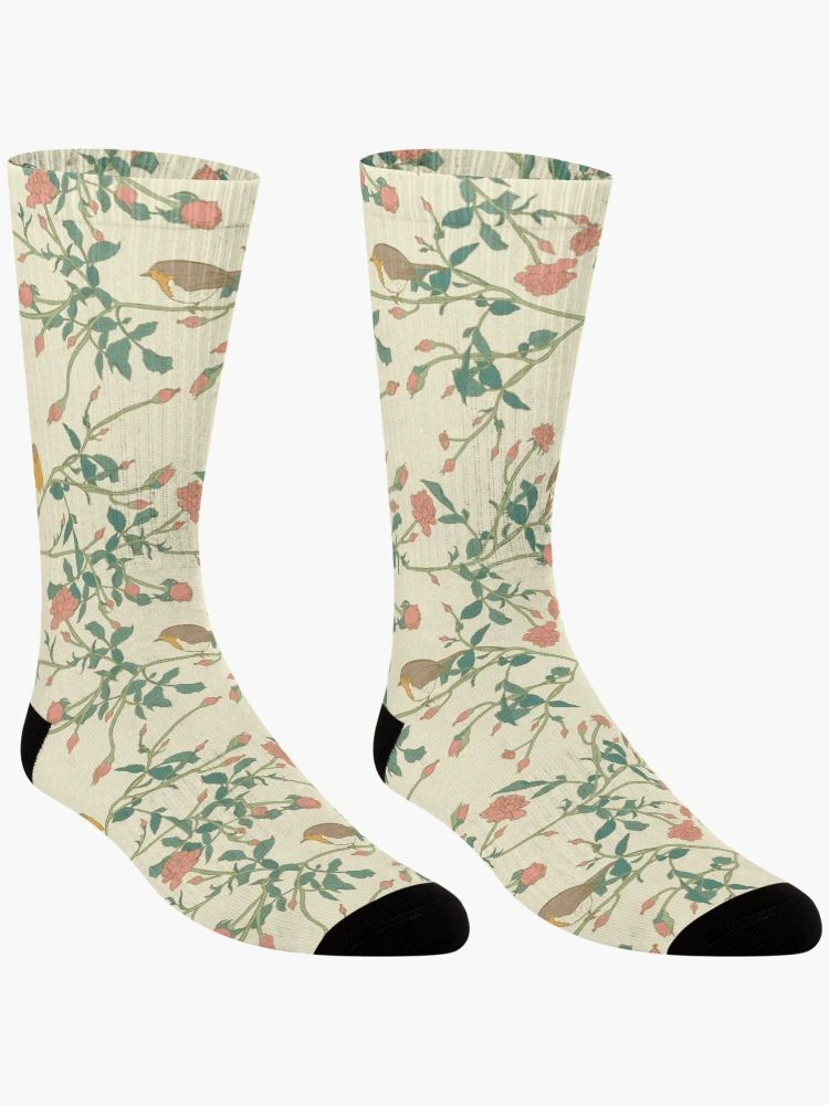 Aperçu 3 sur 5. Chaussettes avec l'œuvre Rouges-gorges et roses créée et vendue par Maygetsu.