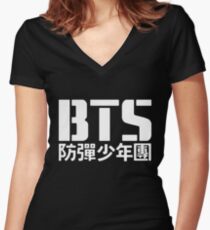 BTS Bangtan Boys Logo / Text 2 Tailliertes T-Shirt mit V-Ausschnitt