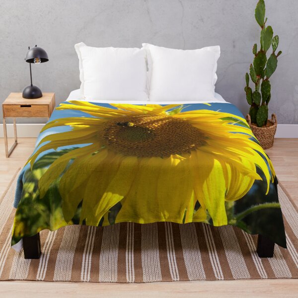 Aperçu de l'œuvre Tournesol d'avant-garde avec abeille dans le ciel bleu créée et vendue par DEC02.
