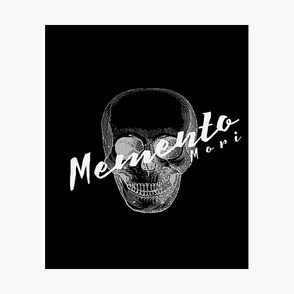 Artikel-Vorschau von Memento Mori: Schädel mit schräger Textausgabe, designt und verkauft von SimpleDark.